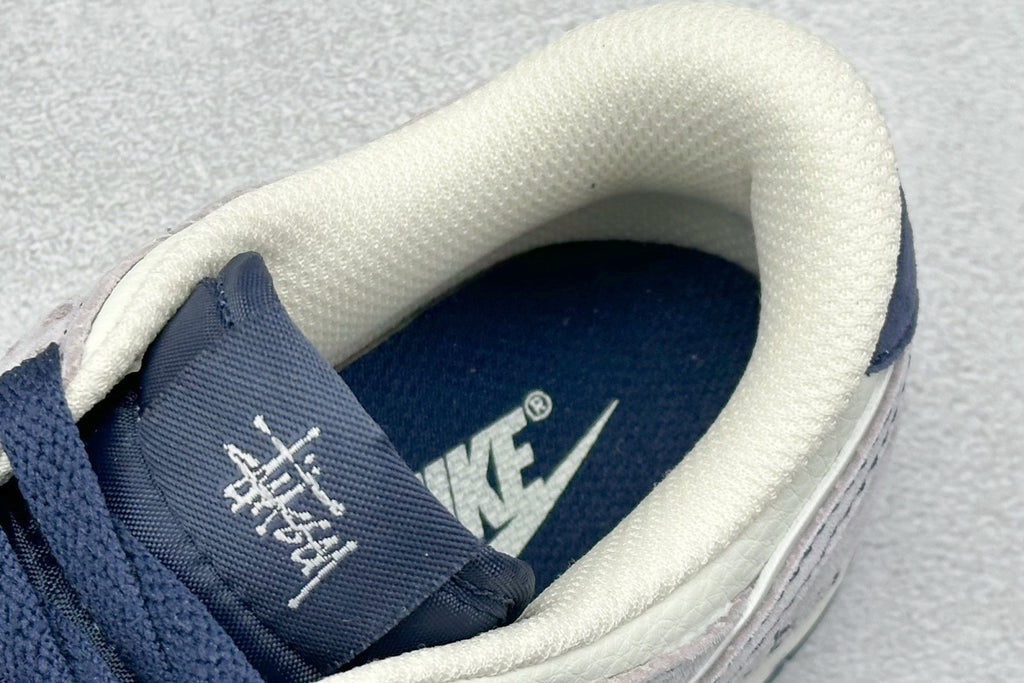 Nike SB Dunk Low x Stüssy - Navy Blue / White